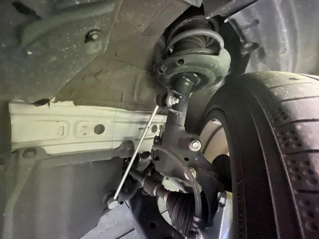 お車を安心してお乗りいただく為には、足回りの定期点検が欠かせません。サービスサポート(有償保証)では無料点検もご提供しており、安心のカーライフをお過ごしいただけるサポート体制が整っています。