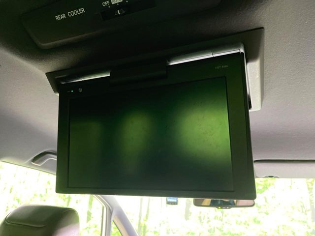 【フリップダウンモニター】大画面モニターで後席でもエンタメをお楽しみいただけます。小さなお子様にも大人気の装備です♪