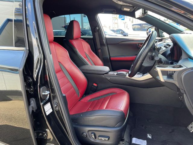 【専用スポーツシート】ホールド性に優れ、カーブ時の体が流れを抑制してくれます。また、体にフィットするから腰や背中が疲れにくく、ロングドライブや高速走行でも快適にお過ごしいただけます♪