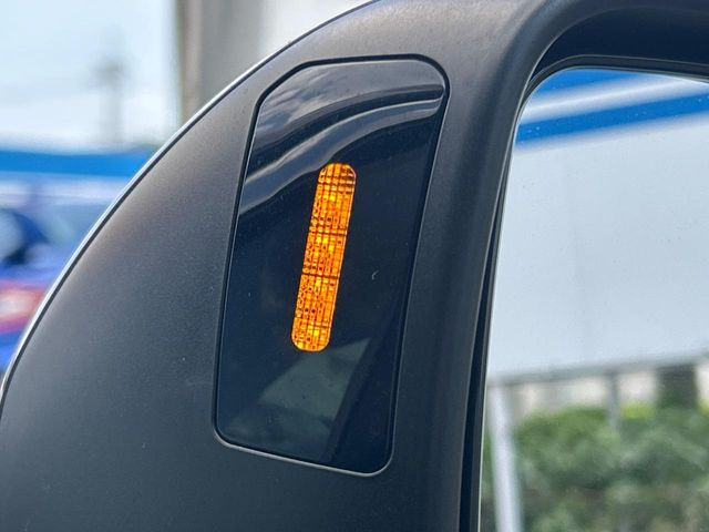 【リヤビークルディティクション】走行中、ドアミラーの死角になりやすい箇所に後続車が接近するとサイドミラー付近に警告を表示、ドライバーに注意喚起と、万一の際はハンドル操作をアシストをします。