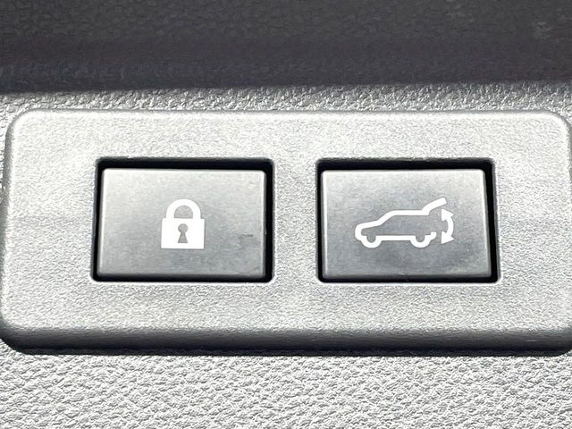 【パワーバックドア】スマートキーや運転席のボタンを押すだけでリアゲートが自動で開閉します!荷物を持っている時や、高い位置にあるバックドアを閉める際に便利な機能です♪