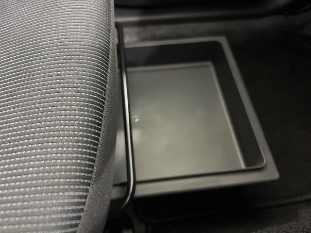 【シートアンダーボックス】シートの下に大容量の収納スペースが備わっており、靴や洗車グッズなど、外から見られたくないものをすっきり収納できて便利!