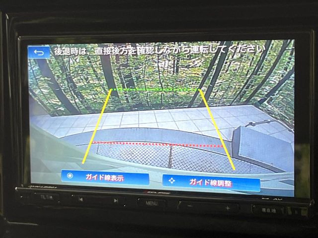 【バックカメラ】駐車時に後方がリアルタイム映像で確認できます。大型商業施設や立体駐車場での駐車時や、夜間のバック時に大活躍!運転スキルに関わらず、今や必須となった装備のひとつです!