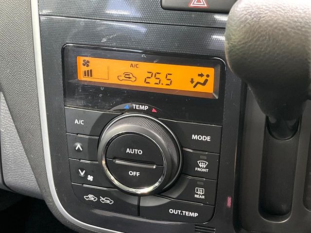 【オートエアコン】一度お好みの温度に設定すれば、車内の温度を検知し風量や温度を自動で調整。暑い&hellip;寒い&hellip;と何度もスイッチ操作をする必要はありません。快適な車内空間には必須の機能ですね♪