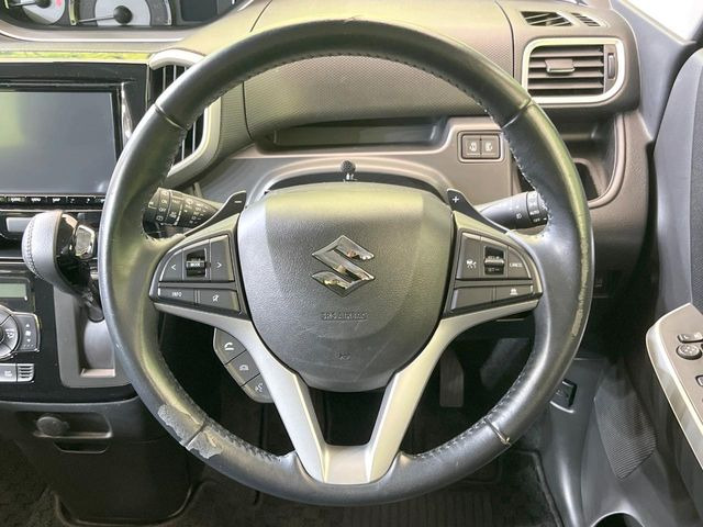 インテリアに合わせたデザインのステアリングは、運転される方のことも考え、運転しやすい形状、大きさです。是非一度、実際に触ってお確かめください。