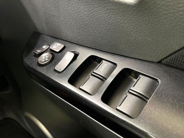 【電動格納ミラー】サイドミラーは電動格納式となっており、狭い駐車場でもキズがつくリスクを抑えられます。