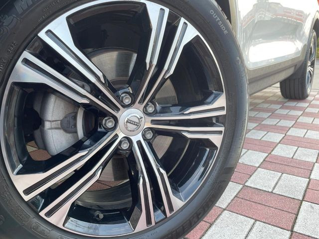 ●純正19インチアルミホイール:輸入車ならではの卓越した走りを支えるホイールと足回りです!日本車の走りに慣れている方にもぜひ体感して頂きたいほど、高いレベルでまとまっています!