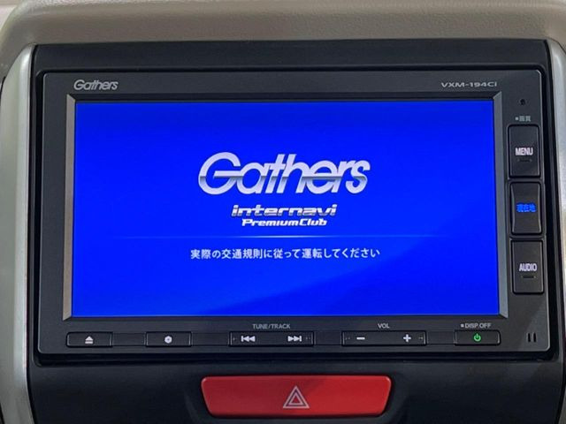 【純正ナビ】人気の純正ナビを装備しております。ナビの使いやすさはもちろん、オーディオ機能も充実!キャンプや旅行はもちろん、通勤や買い物など普段のドライブも楽しくなるはず♪