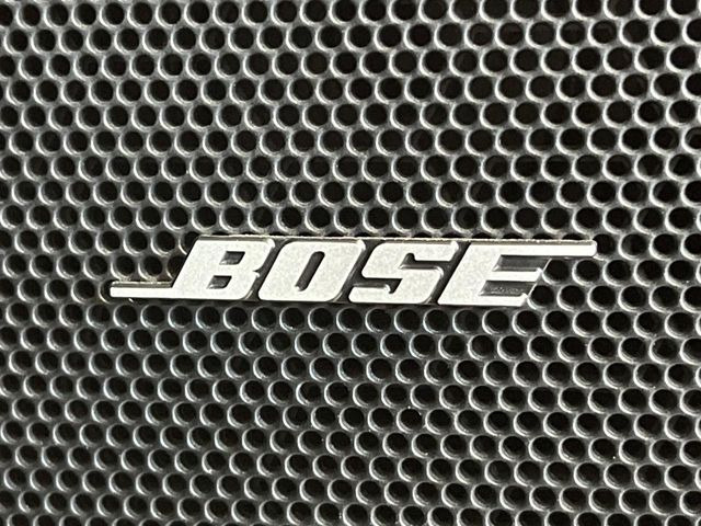 【BOSEサウンドシステム】メーカーオプションの高品位サウンドシステムを搭載。専用のチューニングが施された大小様々なスピーカーから良質なサウンドが奏でられ、臨場感あふれる音響空間を演出します。