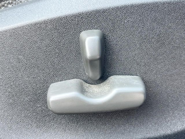 【運転席パワーシート】スイッチ一つで簡単にシートの微調整が可能!電動だから力もいりません!快適なシートポジションにセットして、快適なドライブをお楽しみください。