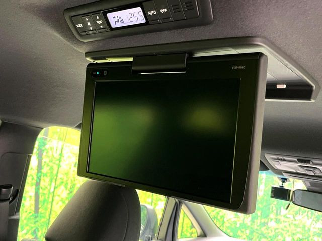 【フリップダウンモニター】大画面モニターで後席でもエンタメをお楽しみいただけます。小さなお子様にも大人気の装備です♪