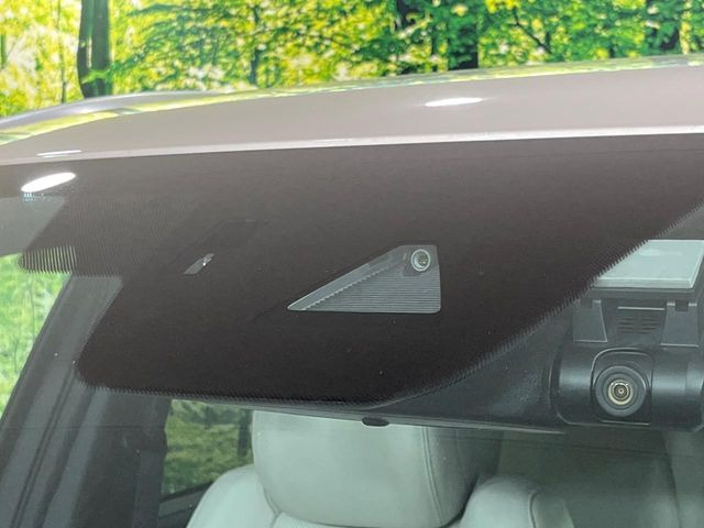 【スマートシティブレーキサポート】低速走行中に前方の車両等を認識し、衝突しそうな時は警報とブレーキで衝突回避と被害軽減をアシスト。より安全にドライブをお楽しみいただけます。