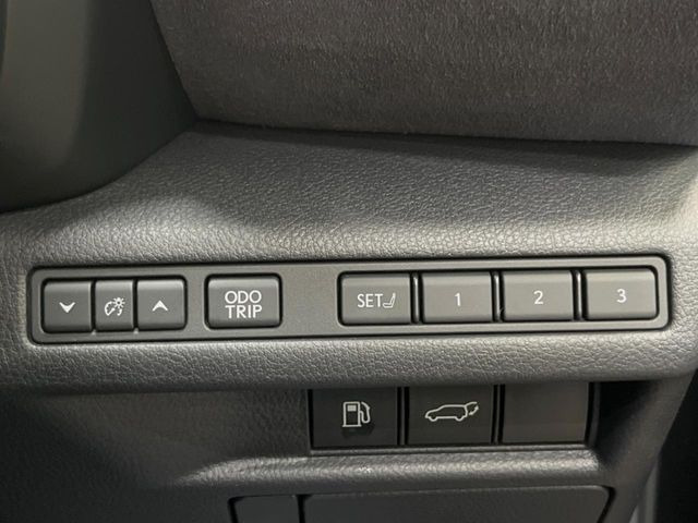 【メモリー機能付きパワーシート】ドライバーごとに設定したシート位置を記憶して、ボタン一つで切り替えできる便利な機能!運転する方が複数名いらっしゃるご家庭におすすめです♪