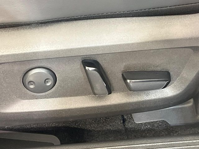 【メモリー機能付きパワーシート】ドライバーごとに設定したシート位置を記憶して、ボタン一つで切り替えできる便利な機能!運転する方が複数名いらっしゃるご家庭におすすめです♪