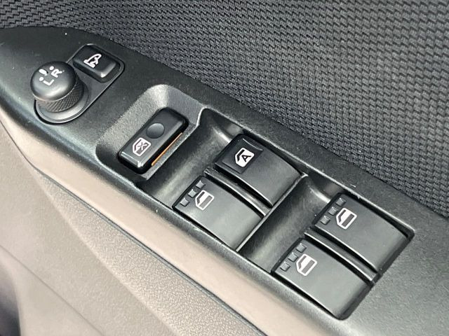 【電動格納ミラー】サイドミラーは電動格納式となっており、狭い駐車場でもキズがつくリスクを抑えられます。