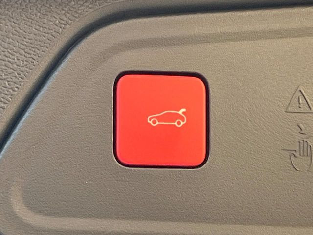 ●電動リアゲート:ワンタッチでリアゲートの開閉ができ、荷物などで両手が塞がっている状態でも簡単に開閉ができる便利機能です。