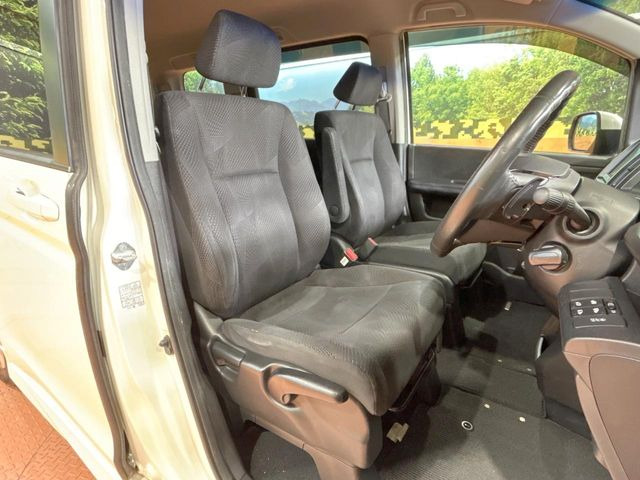 運転席シート廻りは使用感も少なく、良好な状態となっています。丁寧に使われていたことがよくわかりますね。