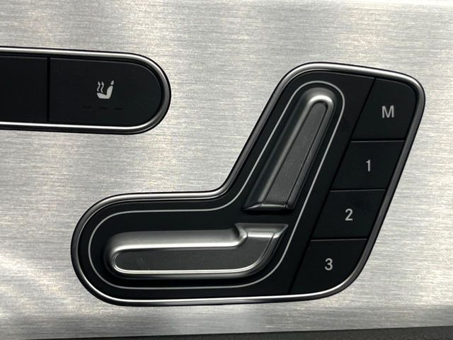 ●パワーシート:シート位置の&ldquo;前後と背もたれの&ldquo;角度の微調整が可能となります。手動設定のシートよりも、より細やかな設定ができるのがポイントです。