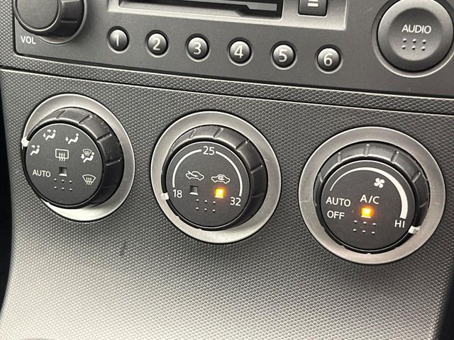 【オートエアコン】一度お好みの温度に設定すれば、車内の温度を検知し風量や温度を自動で調整。暑い&hellip;寒い&hellip;と何度もスイッチ操作をする必要はありません。快適な車内空間には必須の機能ですね♪