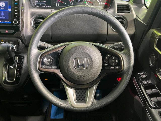 【ステアリングスイッチ】運転中、前方から目線をそらすことなく、オーディオ等の操作が可能な便利機能!安心&快適なドライブを演出してくれます♪