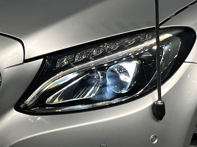 ●LEDヘッドライト:夜間走行時も良好な視界を確保し安心して運転できる高輝度LEDヘッドライトを装備!点灯速度が早く、消費電力も抑えられています。