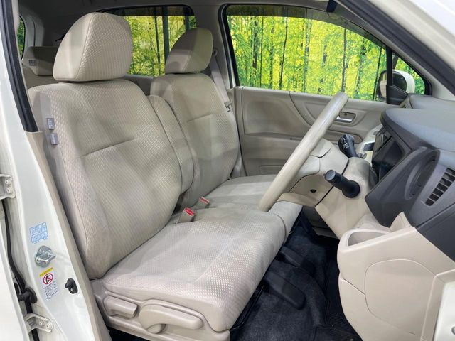 運転席シート廻りは使用感も少なく、良好な状態となっています。前オーナー様が丁寧に使っていたことがよくわかりますね。