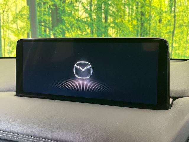 【マツダコネクト8型ナビ】車内の雰囲気にマッチした一体型タイプのナビ。各種車輌設定やBluetooth再生等、様々な機能が楽しめます。直感的なダイヤル操作が可能で、使い勝手も良好です。