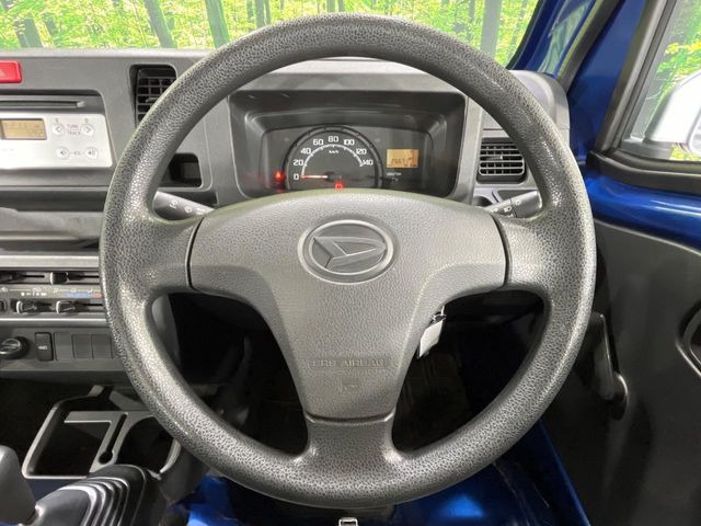 �C���e���A�ɍ��킹���f�U�C���̃X�e�A�����O�́A�^�]�������̂��Ƃ��l���A�^�]���₷���`��A�傫���ł��B�����x�A���ۂɐG���Ă��m���߂��������B