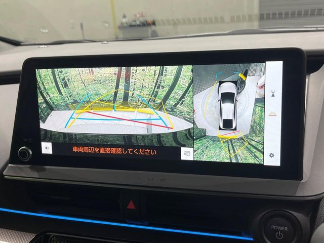 【パノラミックビューモニター】専用のカメラにより、上から見下ろしたような視点で360度クルマの周囲を確認することができます☆死角部分も確認しやすく、狭い場所での切り返しや駐車もスムーズに行えます。