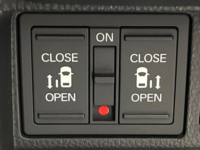 【両側パワースライドドア】スマートキーや運転席のスイッチで後席両側スライドドアの開閉が可能♪電動だから力を入れてドアを開ける必要が無く、小さなお子様でも簡単に開け閉めでき快適です♪