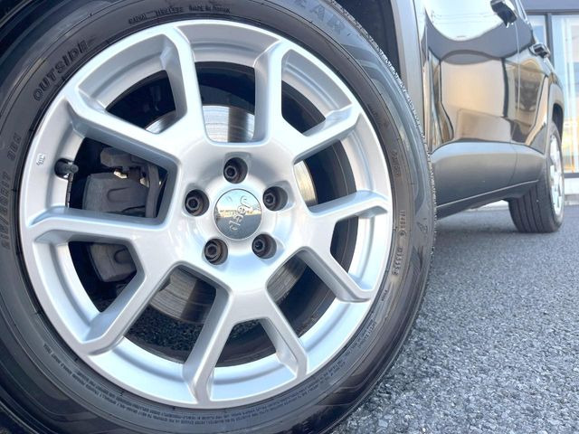 ●純正17インチアルミホイール:輸入車ならではの卓越した走りを支えるホイールと足回りです!日本車の走りに慣れている方にもぜひ体感して頂きたいほど、高いレベルでまとまっています!