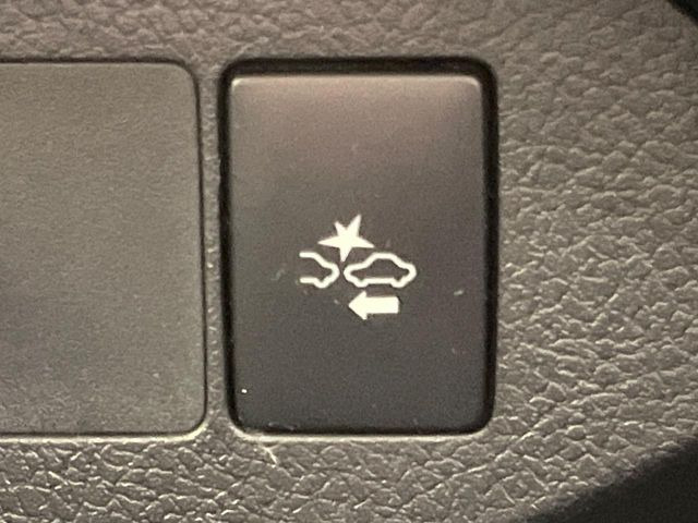 【トヨタセーフティセンス】走行中に前方の車両等を認識し、衝突しそうな時は警報とブレーキで衝突回避と被害軽減をアシスト。より安全にドライブをお楽しみいただけます。