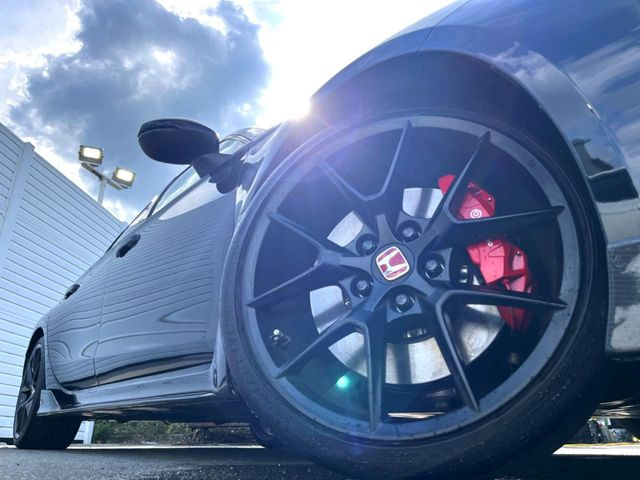 【純正19インチアルミホイール】外観にマッチした純正アルミホイールを装着しております。各種社外アルミホイールや、スタッドレスタイヤも取扱いしております。是非ご相談くださ