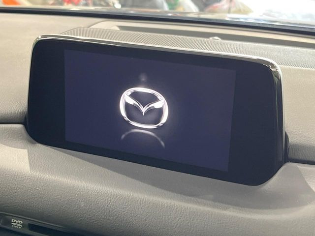 【8インチマツダコネクト】車内の雰囲気にマッチした大型のディスプレイ。スマホ接続でのナビ使用やBluetooth再生等、様々な機能が楽しめます。直感的なダイヤル操作が可能で、使い勝手も良好です。