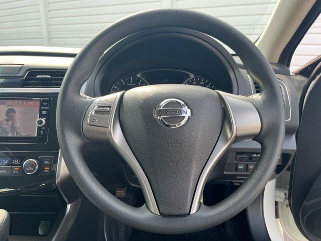 インテリアに合わせたデザインのステアリングは、運転される方のことも考え、運転しやすい形状、大きさです。是非一度、実際に触ってお確かめください。