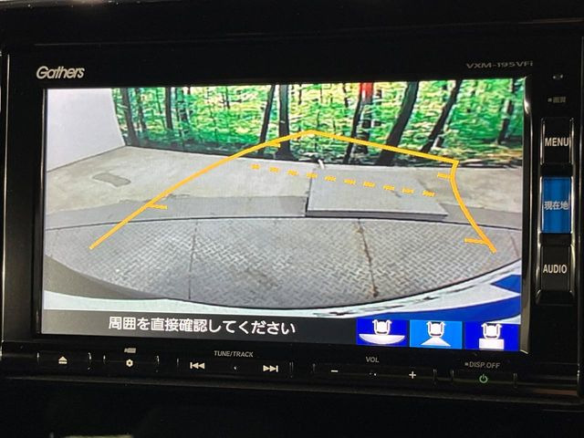 【バックカメラ】駐車時に後方がリアルタイム映像で確認できます。大型商業施設や立体駐車場での駐車時や、夜間のバック時に大活躍!運転スキルに関わらず、今や必須となった装備のひとつです!