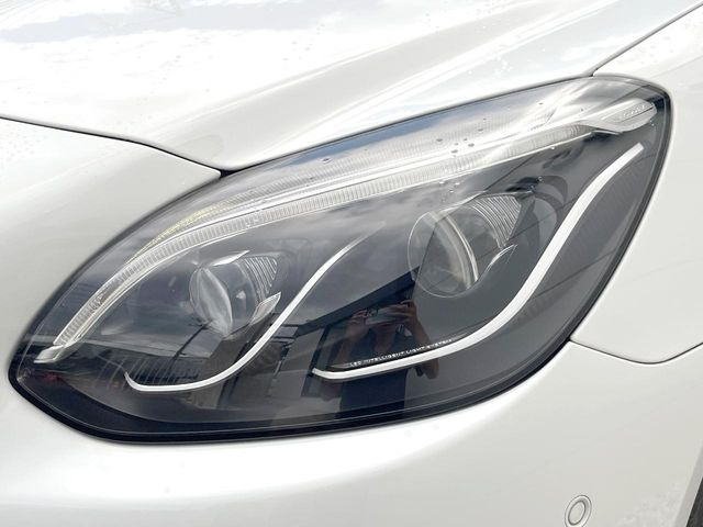 ●LEDヘッドライト:夜間走行時も良好な視界を確保し安心して運転できる高輝度LEDヘッドライトを装備!点灯速度が早く、消費電力も抑えられています。