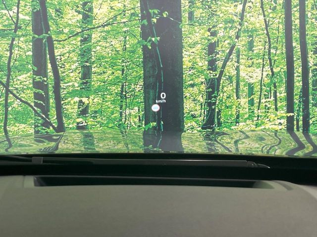 【カラーヘッドアップディスプレイ】現在の速度や走行情報をデジタル表示で運転席前方のガラスに投影!カラー付きで視認性も高く、運転中目線をずらさず必要な情報を確認できるのでとっても便利で安心!