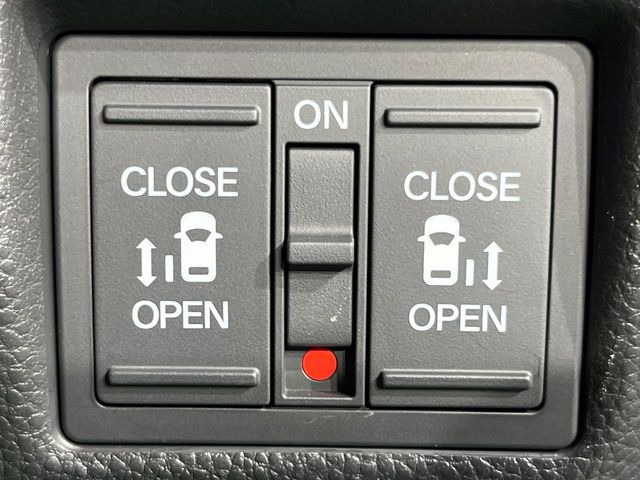 【両側パワースライドドア】スマートキーや運転席のスイッチで後席両側スライドドアの開閉が可能♪電動だから力を入れてドアを開ける必要が無く、小さなお子様でも簡単に開け閉めでき快適です♪