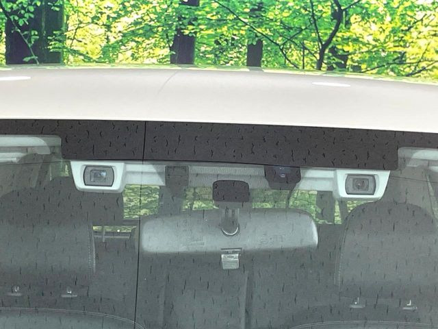 【アイサイトVer2】前方の車両等を検知し、衝突しそうな時は警報で注意を促し、ブレーキを踏む力をサポート。ブレーキを踏めなかった場合は衝突被害軽減ブレーキが作動、衝突回避をサポートします。