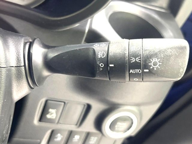 【オートライト】周りの明るさに応じて自動でヘッドライトの点灯・消灯ができる機能です!ライトの付け忘れ・消し忘れなどが無くなり、雨の日や夕方の走行も安心!トンネル通過時も便利ですね♪