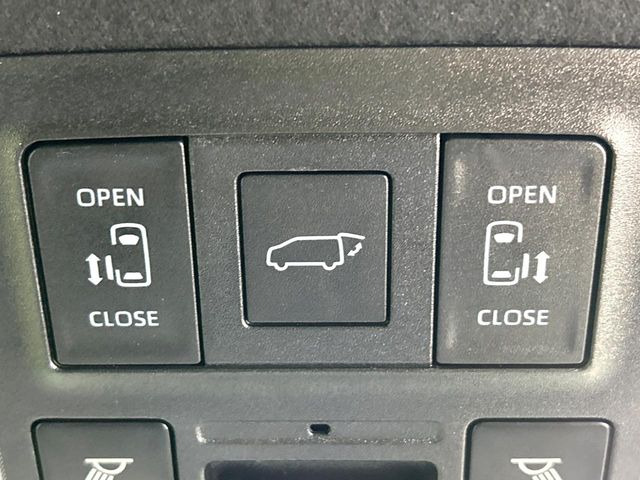 【両側パワースライドドア】スマートキーや運転席のスイッチで後席両側スライドドアの開閉が可能♪電動だから力を入れてドアを開ける必要が無く、小さなお子様でも簡単に開け閉めでき快適です♪