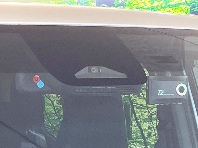 【トヨタセーフティセンス】走行中に前方の車両等を認識し、衝突しそうな時は警報とブレーキで衝突回避と被害軽減をアシスト。より安全にドライブをお楽しみいただけます。