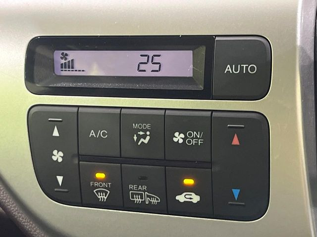 【オートエアコン】一度お好みの温度に設定すれば、車内の温度を検知し風量や温度を自動で調整。暑い&hellip;寒い&hellip;と何度もスイッチ操作をする必要はありません。快適な車内空間には必須の機能ですね♪