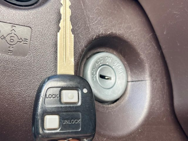 【キーレス】少し離れた場所からでもボタン一つでドアの開錠・施錠ができるのでとっても便利!ドアの鍵穴周りに傷をつけることもありません♪