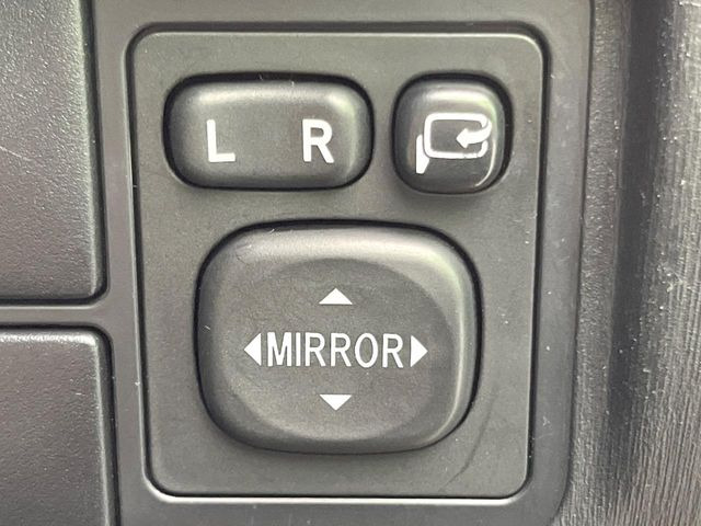 【電動格納ミラー】サイドミラーは電動格納式となっており、狭い駐車場でもキズがつくリスクを抑えられます。