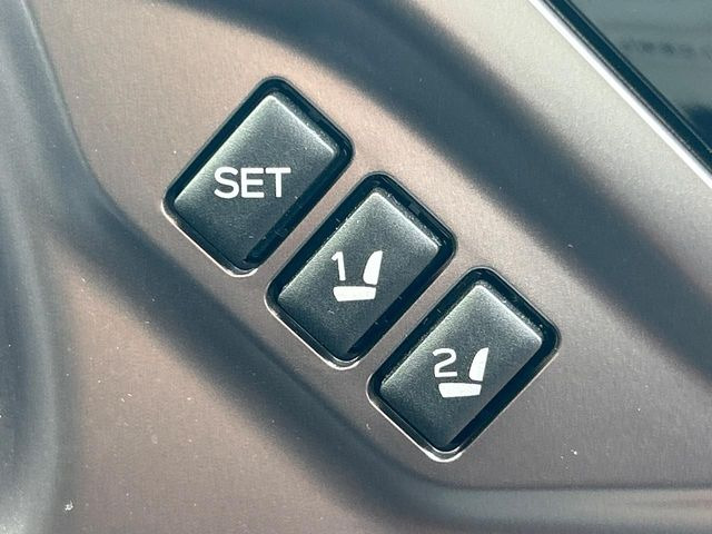 【メモリー機能付きパワーシート】ドライバーごとに設定したシート位置を記憶して、ボタン一つで切り替えできる便利な機能!運転する方が複数名いらっしゃるご家庭におすすめです♪