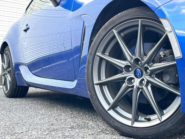 【純正18インチアルミホイール】外観にマッチした純正アルミホイールを装着しております。各種社外アルミホイールや、スタッドレスタイヤも取扱いしております。是非ご相談ください♪