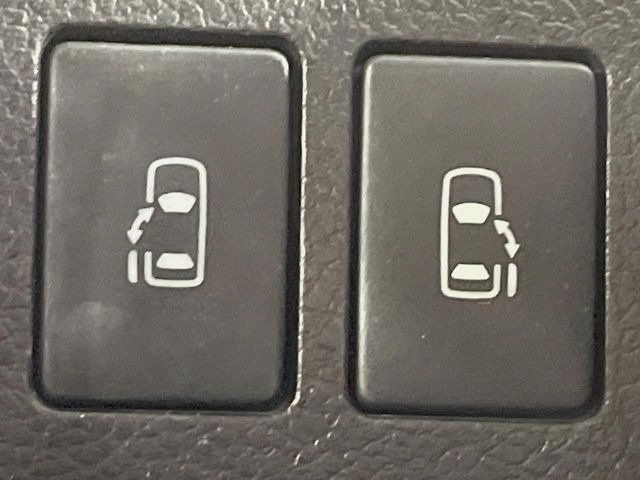 【両側パワースライドドア】スマートキーや運転席のスイッチで後席両側スライドドアの開閉が可能♪電動だから力を入れてドアを開ける必要が無く、小さなお子様でも簡単に開け閉めでき快適です♪