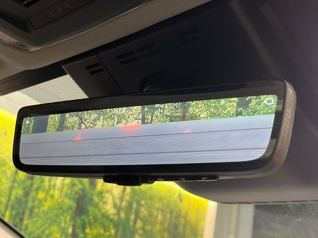 【デジタルインナーミラー】後席の大きな荷物や同乗者で後方が確認しづらい時でも安心!カメラが撮影した車両後方の映像をルームミラー内に表示。クリアな視界で状況の確認が可能です!